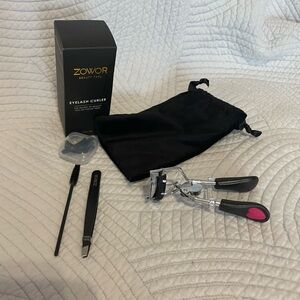 Eyelash curler with eyelash separator